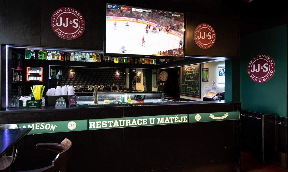 Bar se sportovním přenosem na velké LCD televizi