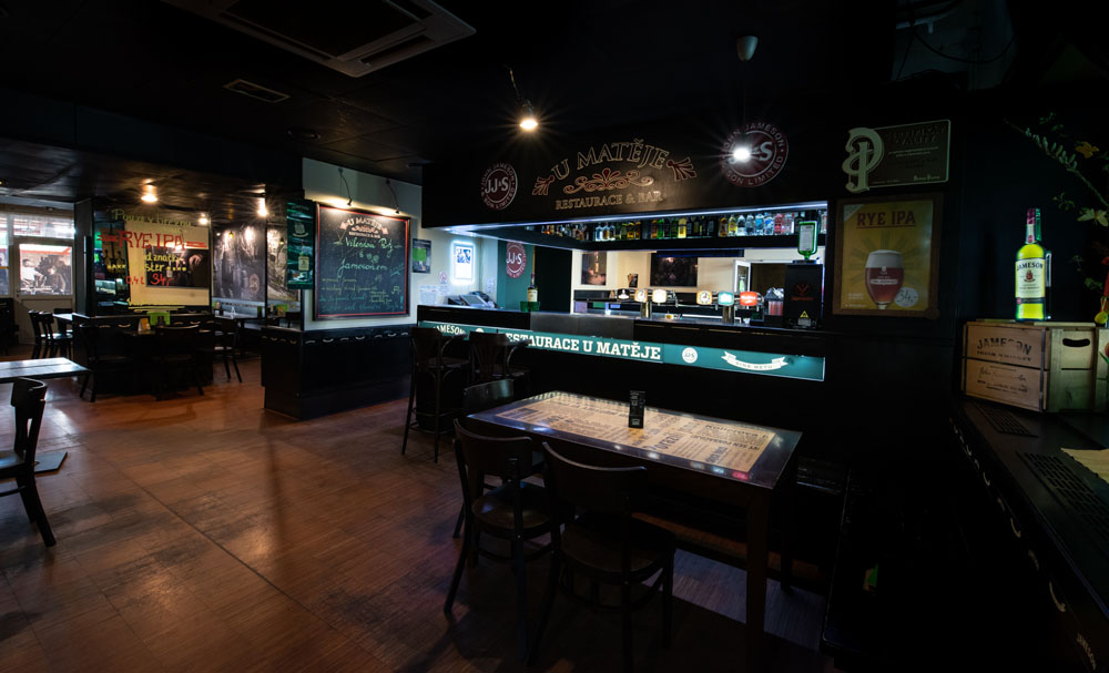 Interiér restaurace s posezením