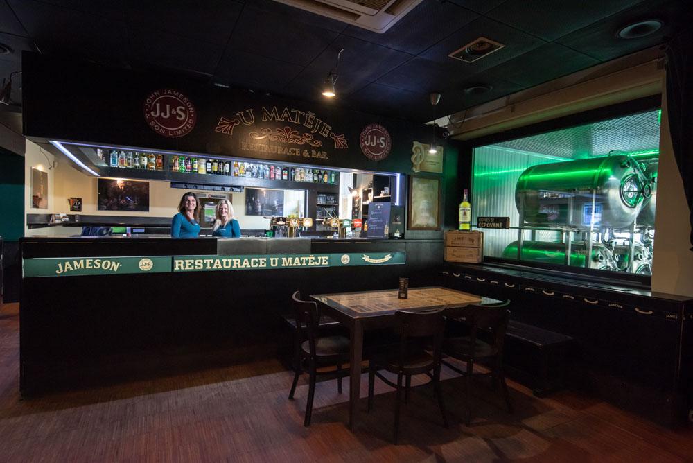 Interiér Restaurace U Matěje s barem a pivními tanky