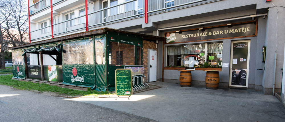 Vstup do Restaurace a baru U Matěje z ulice Slévačská