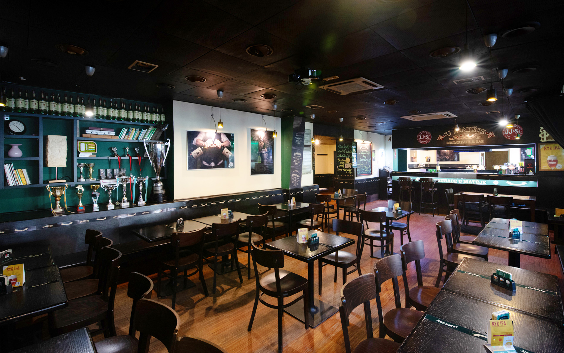 Hlavní sál Restaurace U Matěje s barem a pivními tanky
